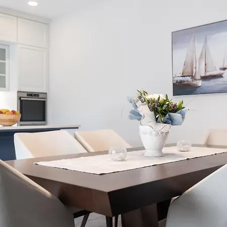 Peak Hill Apartment *